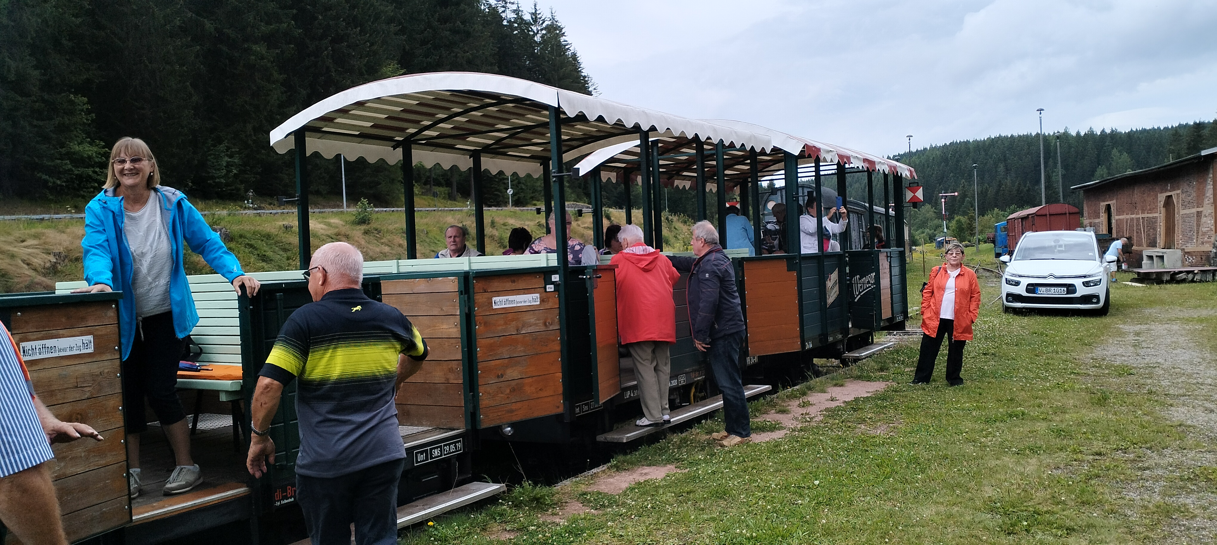 Für die Passagiere heißt es Einsteigen in offenen Wagen des Wernesgrüner Schienenexpress.rnesgrüner Schienenexpress..